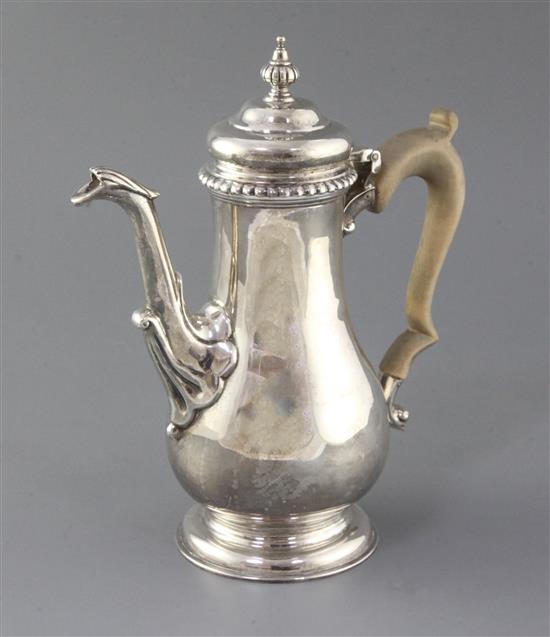 A modern George II style coffee pot by Rodney C. Pettit, gross 37 oz.